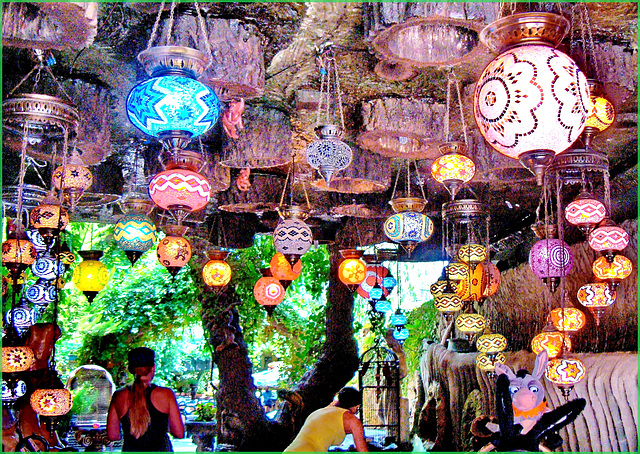 Oggetti appesi : una miriade di lampade accese proposte a turisti e abitanti nel bazar di Alania