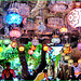 Oggetti appesi : una miriade di lampade accese proposte a turisti e abitanti nel bazar di Alania