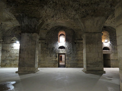 Sous-sols du palais de Dioclétien :  aula regia, 2
