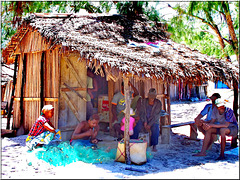 Diego Suares : tre generazioni di una famiglia malgascia nella loro casetta sulla spiaggia