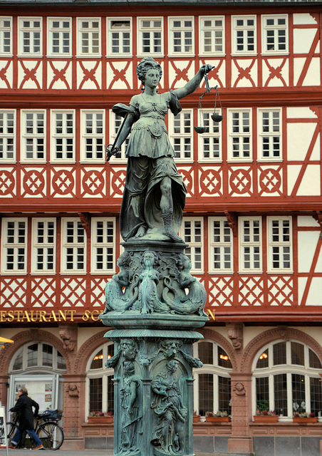 Skulptur auf dem Römerberg
