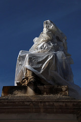 " L'Histoire ", Sculpteur , Antoine-François Gérard . Comme tu vois cette statue en pierre montre les détails et le savoir-faire de l'artiste . Place du Carrousel à Paris . .
