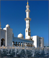 AbuDhabi : la grande fontana all'ingresso principale