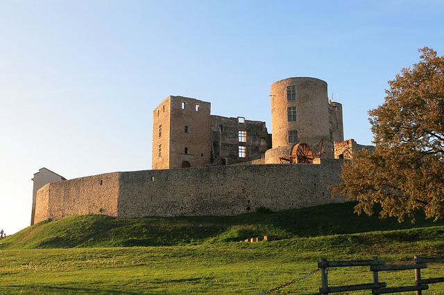Château médiéval de Montrond-les-Bains (département de la Loire)