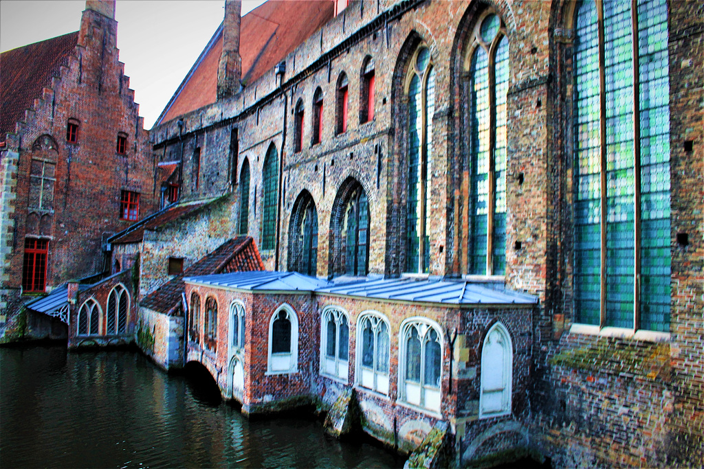 Bruge.JPG18.JPGVieilles maisons médiévales sur le canal d'eau de Bruges