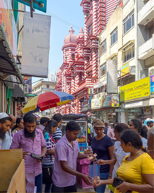 The Jami Ul-Alfar Mosque (Red Mosque) leocated in Pettah, is one of the oldest mosques in Colombo and one of the most visited mosques in the area