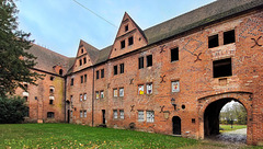Plattenburg, Burghof mit Knappenhaus und Speicher