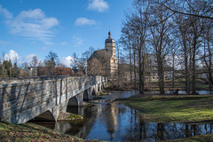 Blick über die Elsterbrücke zur Kirche von Kürbitz
