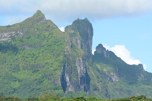 Polynésie Française, Mt.Pahia (658m) and Mt.Otemanu (727 m) on Bora Bora (view from the West)