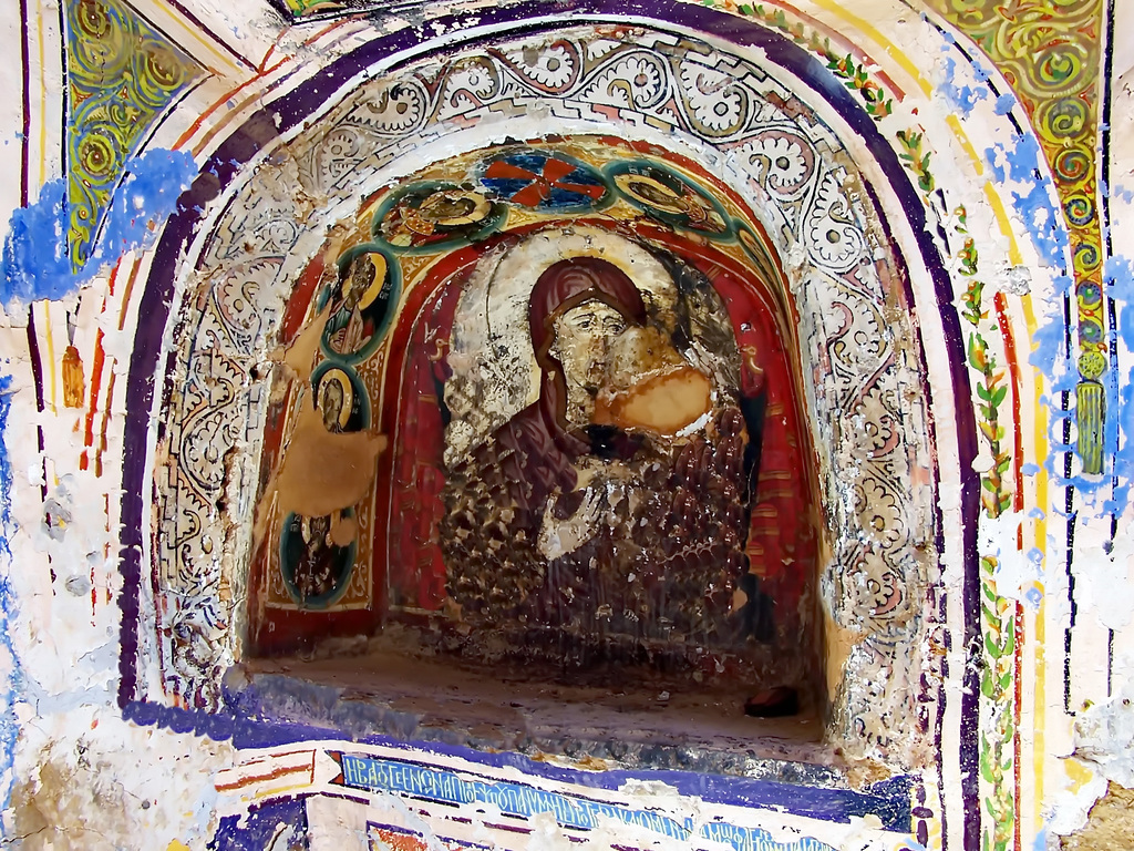 SINAI : una nicchia con l'icona di Santa Caterina dentro il monastero - il tempo ha lasciato segni profondi.