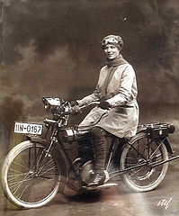 1905 - 1910 Meine Oma faehrt Motorrad  (Triumph)...