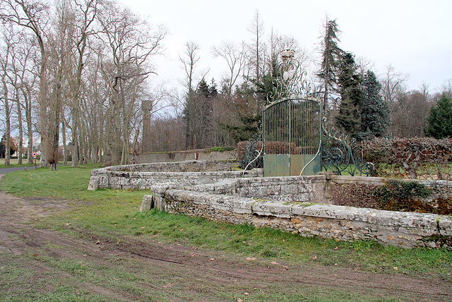 Douves de la grille d'entrée du Château - 6280