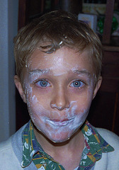 Enfant j'ai barbouillé le fiston de crème chantilly , malgré le goût sucré il m'a souri .  Aujourd'hui j'ai honte d'avoir été aussi cruel