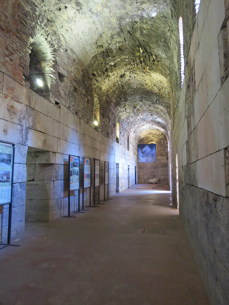 Sous-sols du palais de Dioclétien : chambres de gardes.