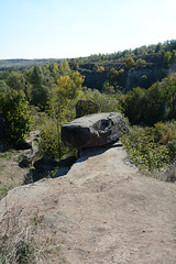 Камень на левом берегу каньона реки Горный Тикич