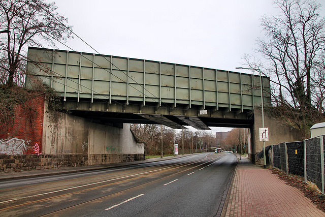 Werksbahnbrücke von ThyssenKrupp Steel über der Friedrich-Ebert-Straße (Duisburg-Beeck) / 8.01.2022
