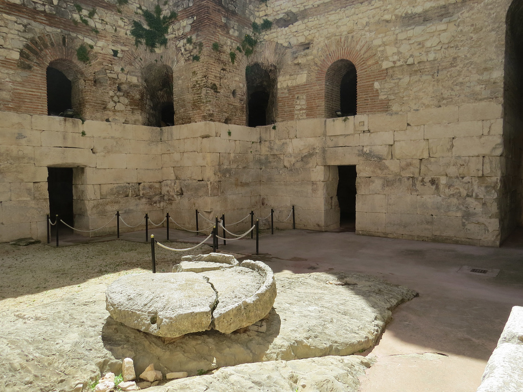 Sous-sols du palais de Dioclétien : cour 15c