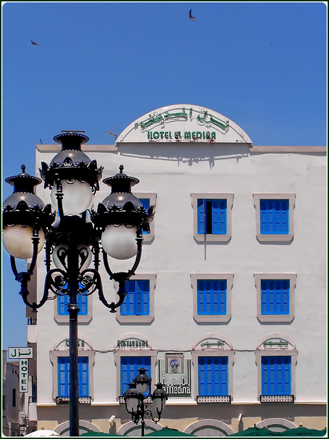 Tunisi : Hotel Medina e grande lampione tunisino