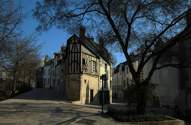 La rue des Sept Dormants , en référence aux sept dormants d'Ephèse .- Orléans