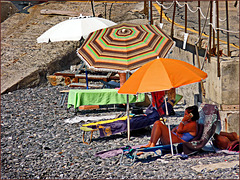 Ombrelloni in spiaggia libera