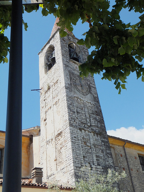 Pieve di Tremosine. Der Glockenturm der Kirche San Giovanni Battista.  ©UdoSm