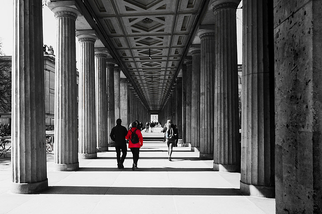 Blick in einen Säulengang am Kolonnadenhof auf der Berliner Museumsinsel - View into a Colonnade at the Kollonadenhof on Berlin's Museum Island