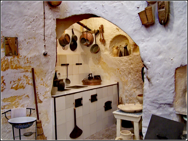 Matera : l'interno di una casa costruita nei Sassi - la cucina