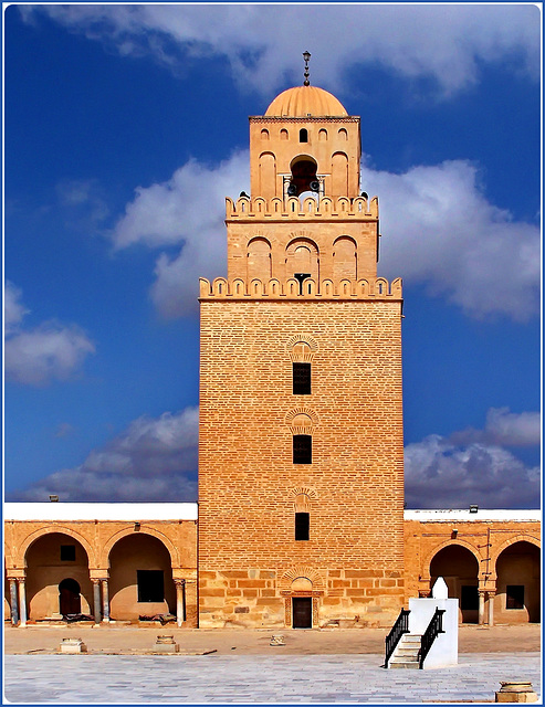La grande moskea di Kairouan costruita nel 670 d.C. - moschea di Ucba - 9000 mq.
