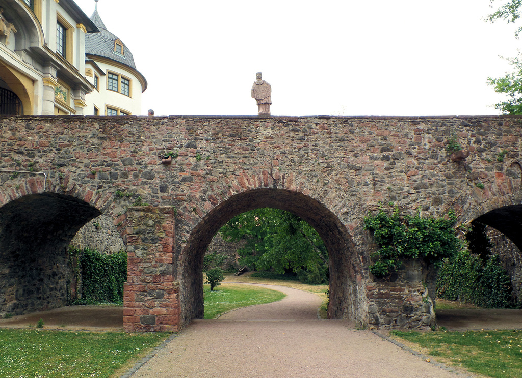 Burggraben  am Alten Schloss Höchst (2xPiP)