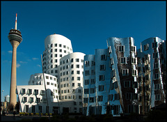 Hier geht's nicht mit rechtwinkligen Dingen zu - Architektur im Düsseldorfer Hafen