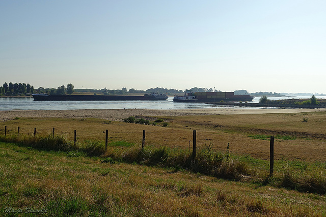 Waal is smal door de droogte Waal is smal door de droogte