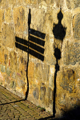 Schatten an der Mauer
