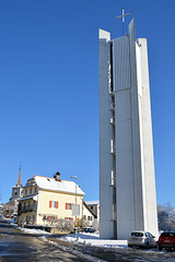 Kirchturm der neuen Kirche St-Hubert in Le Noirmont