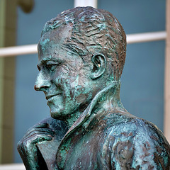 Bronzeskulptur  Koning Boudewijn van België an den venezianischen Galerien - Oostende