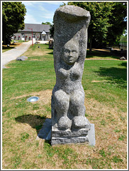 "Femme à l'offrande": sculpture au jardin de granit à Lanhélen en Bretagne.
