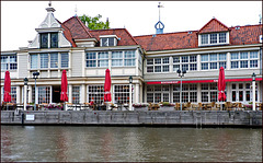 Ombrelloni ad Amsterdam sul canale