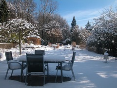 Tischgruppe im Schnee