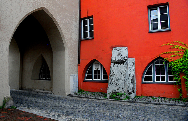 Rote Wand neben Spitzbogen