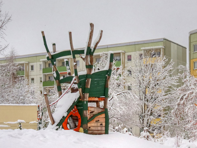 Im Schnee versunkener Spielplatz an der Friedrich-Viertel-Straße