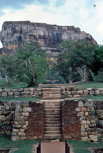 Blick zum Löwenfelsen in Sigiriya, und einem unvergesslichen kleinen Abenteuertag