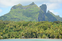 Polynésie Française, Bora Bora, Mt.Ohue (616m), Mt.Pahia (658m) and Mt.Otemanu (727 m)