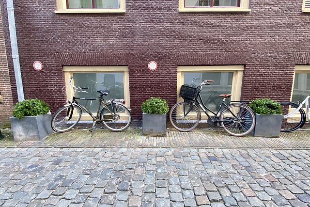 Do not place bicycles here