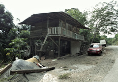 Maison de bois et Toyota du Panama