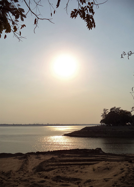 Oser défier et braver le soleil de sa lentille....(Laos)....