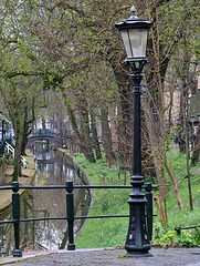 Schief gewachsene Straßenlaterne an der Nieuwegracht  - Utrecht