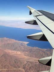 Anflug auf Sharm el Sheikh über dem Sinai, im Hintergrund der Golf von Akaba