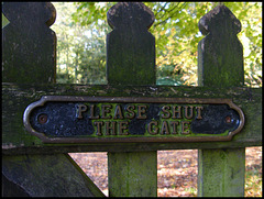 shut gate sign