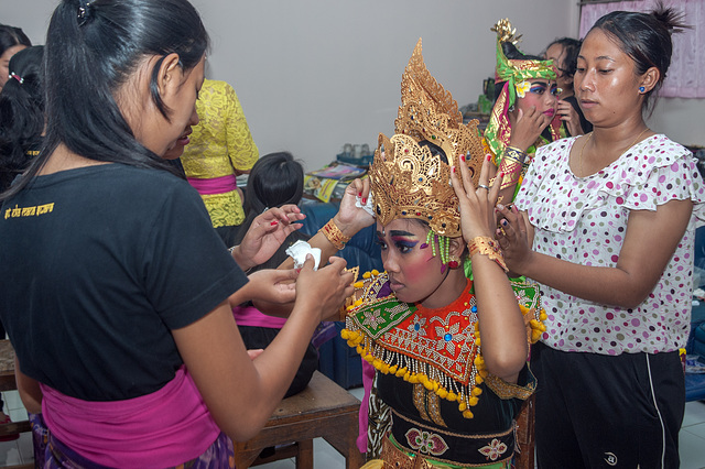 Get dressed and fixed for the Nyepi dancing
