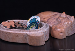 Hippo Schmuckschatulle mit Broschen, Stickern und so