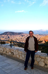 Vor einem Mäuerchen in Athen